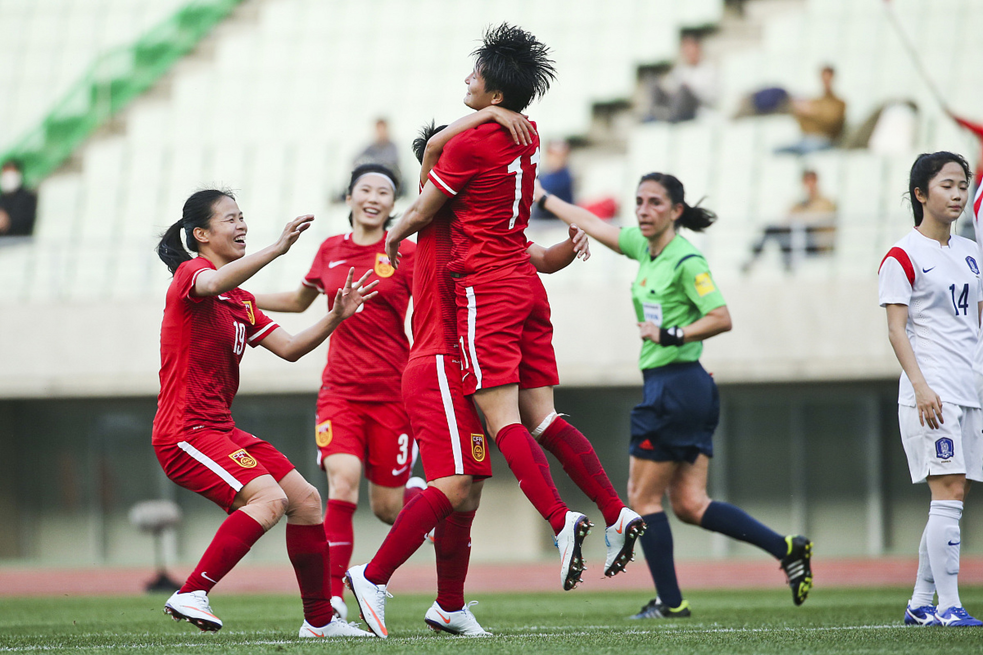 亚洲杯女足比赛，中国队决胜场上